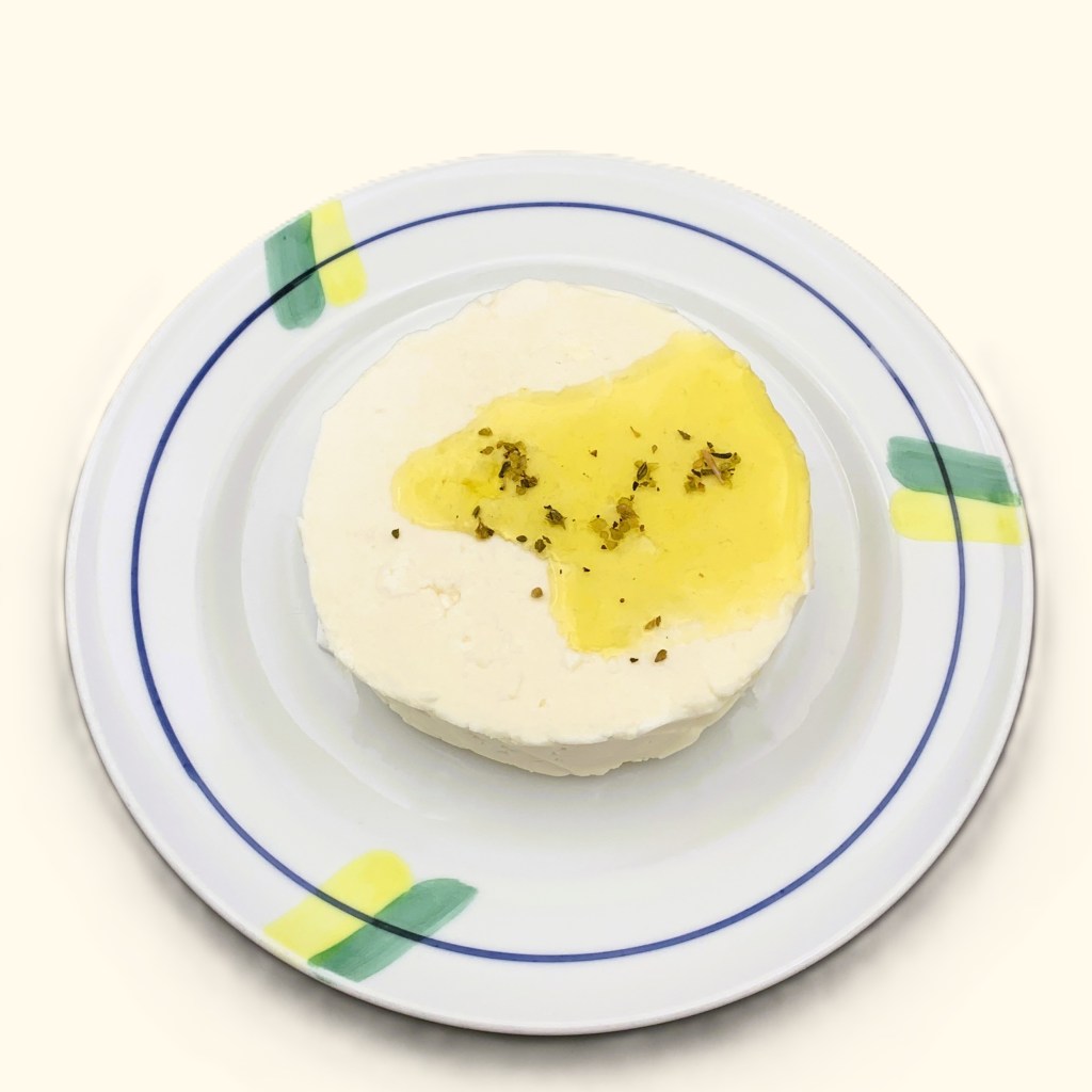 ミナスチーズオリーブオイルとオレガノをかけて